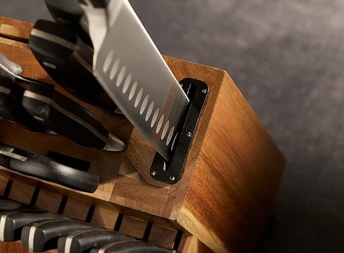 Chicago Cutlery 18 Piece knife set built-in sharper Chicago Cutlery 18 Piece knife set built-in sharper